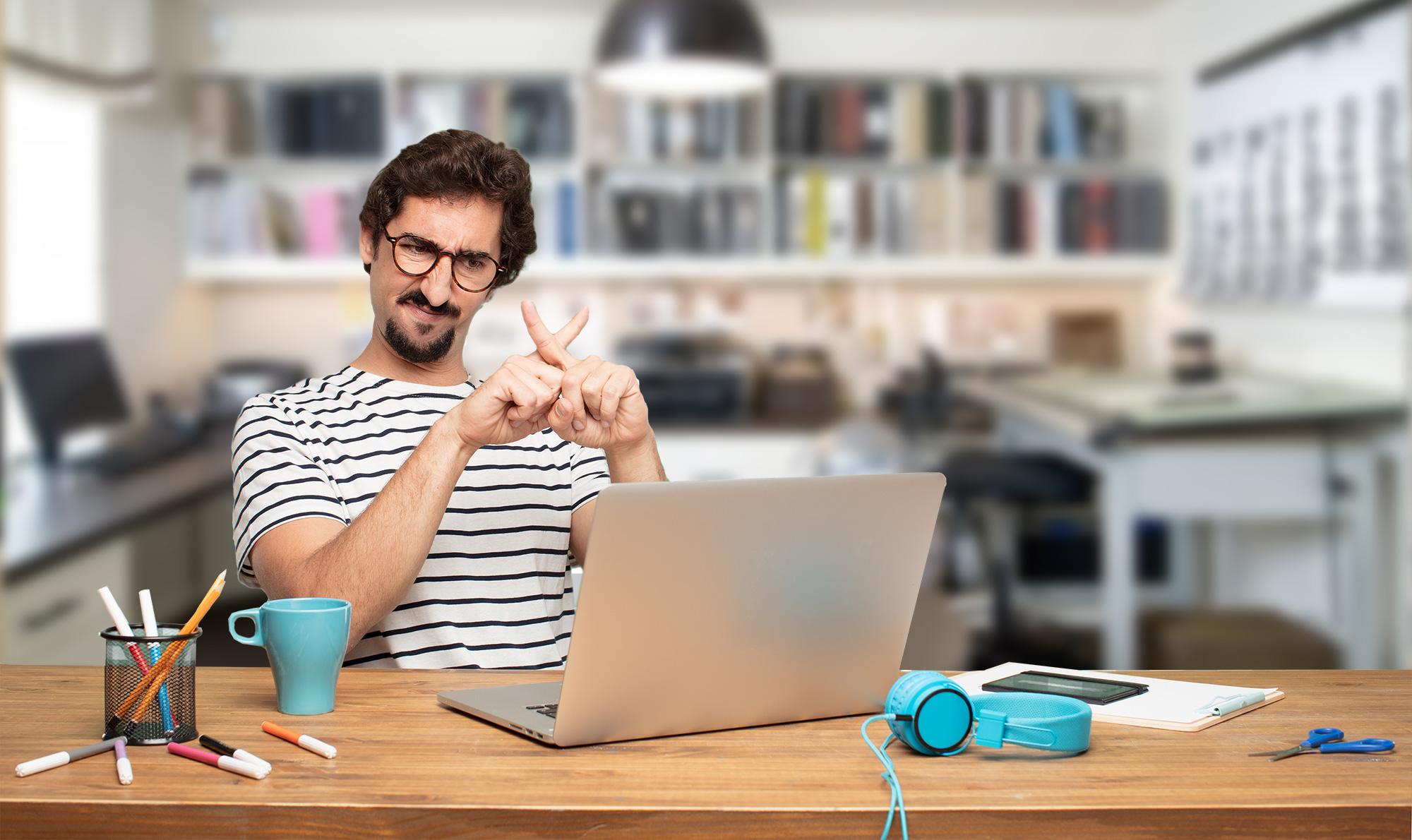 الصعوبات التي يواجهها مصمم الجرافيك في التعامل مع العملاء غير الواعين بطبيعة التصميم الإعلاني